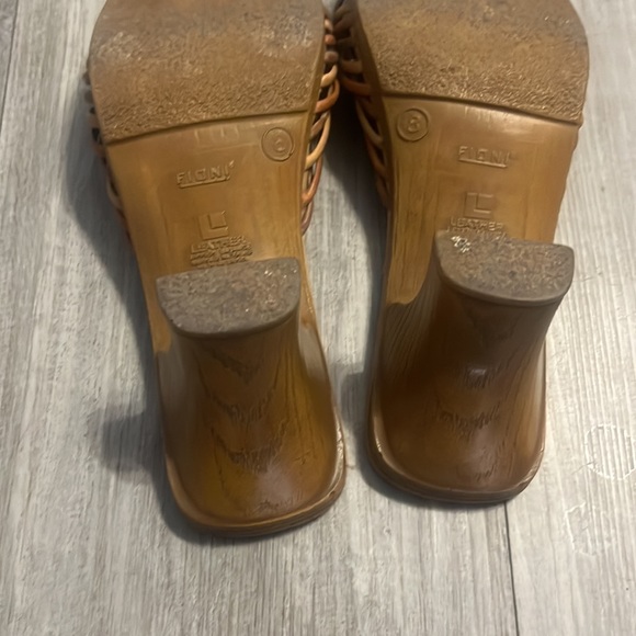 Leather heels - Picture 5 of 9